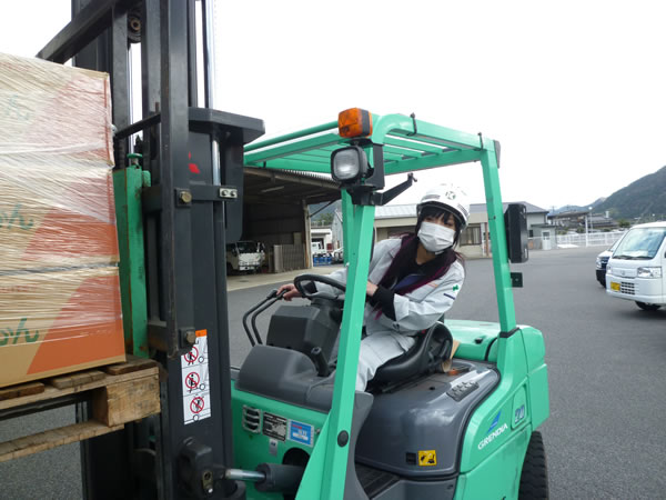 吉部運送の女性社員の作業風景