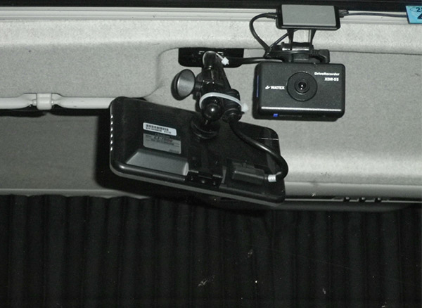 車線逸脱警報装置と後方視界補助装置の導入